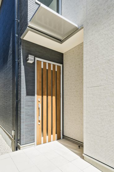 名古屋市名東区の戸建賃貸住宅の縦格子のドアのあるおしゃれな玄関