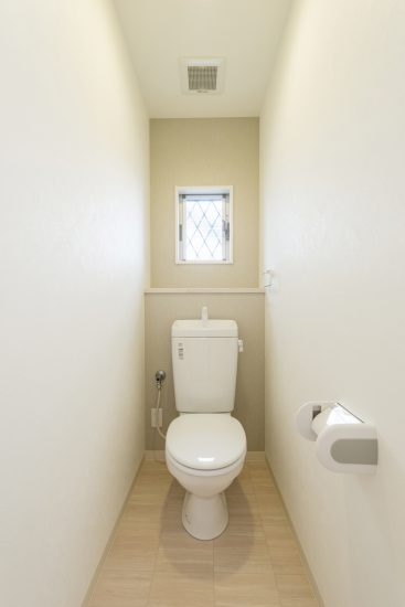 名古屋市守山区のメゾネット賃貸アパートのナチュラルテイストな窓＆棚付きトイレ