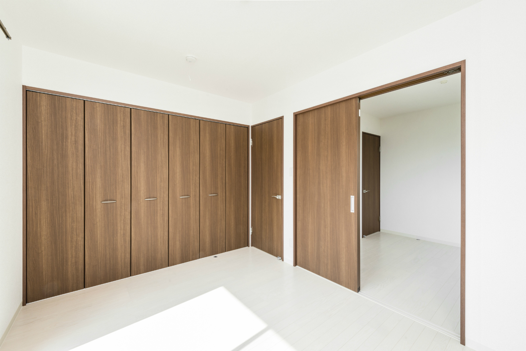 名古屋市北区の戸建賃貸住宅の収納たっぷりの木目の建具の洋室