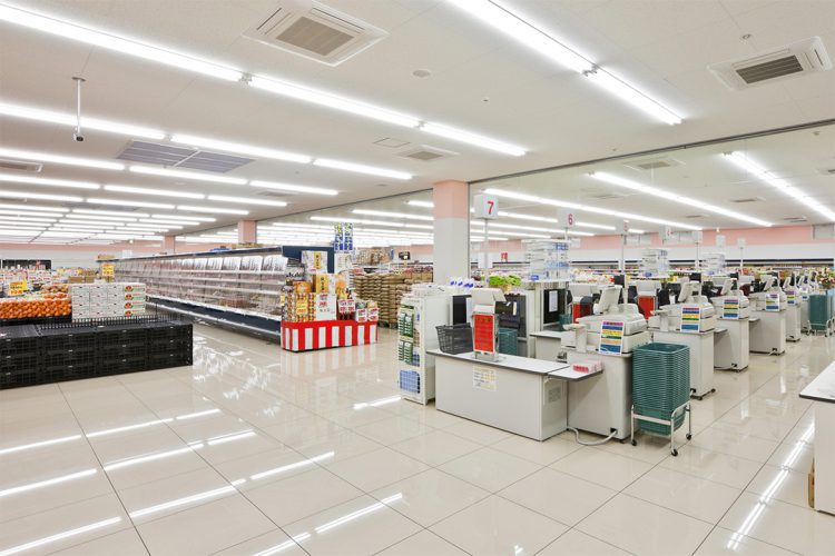 愛知県春日井市の店舗建築施工事例(スーパーマーケット)　の明るいレジ