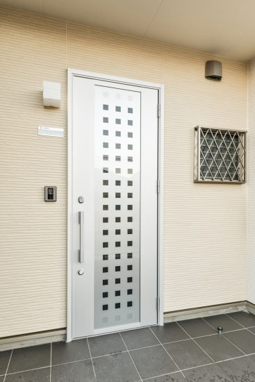名古屋市名東区のメゾネット賃貸アパートのスクエア模様のおしゃれな玄関ドア