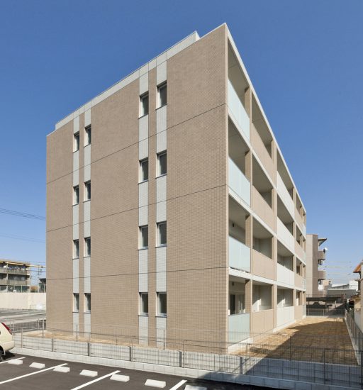 名古屋市名東区の賃貸マンションの縦のラインとベランダの色がアクセントの外観デザイン