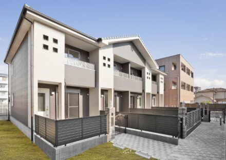 名古屋市天白区のメゾネット賃貸アパートの1戸ごとに門扉のあるデザインのメゾネット賃貸マンション