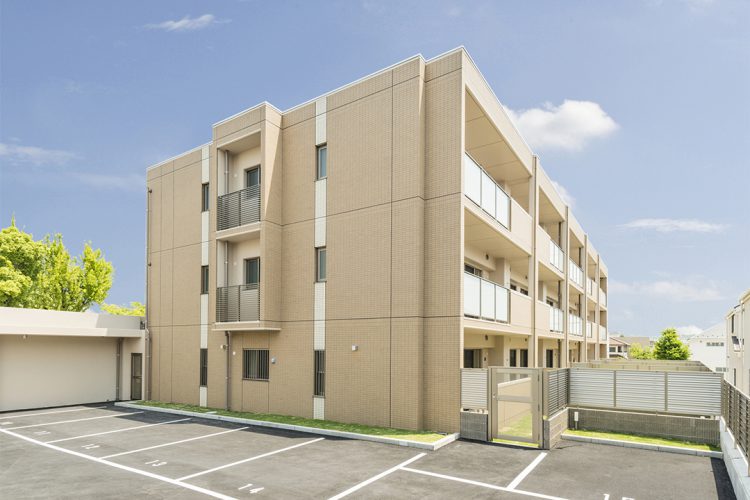 名古屋市名東区のマンション横の平置き駐車場