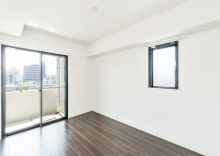 名古屋市東区の賃貸マンションの窓枠がアクセントの明るい洋室