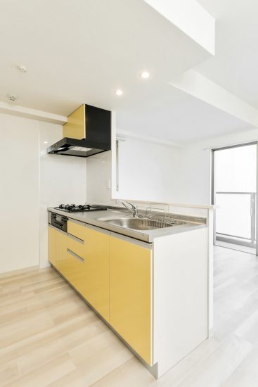 名古屋市名東区の賃貸マンションのナチュラルカラーの部屋の黄色いキッチン