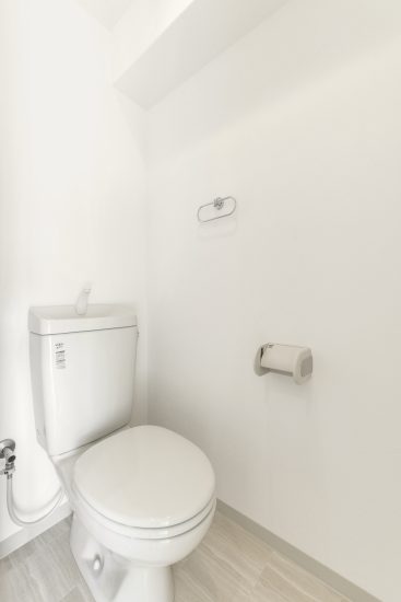 名古屋市名東区の賃貸マンションの白で統一されたトイレ