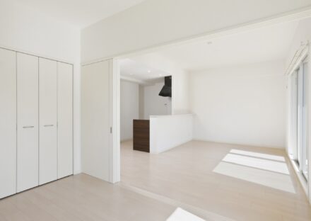 名古屋市名東区の賃貸マンションの白を基調としたLDKと収納付きの洋室