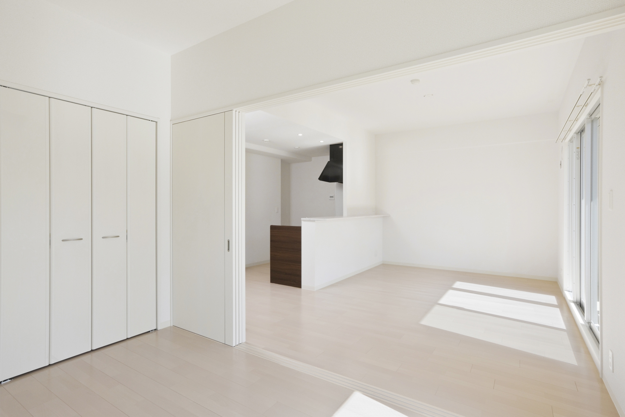 名古屋市名東区の賃貸マンションの白を基調としたLDKと収納付きの洋室