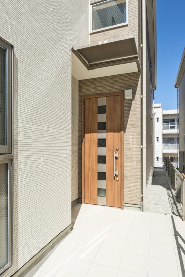 名古屋市名東区の戸建賃貸住宅のおしゃれなドアのある玄関