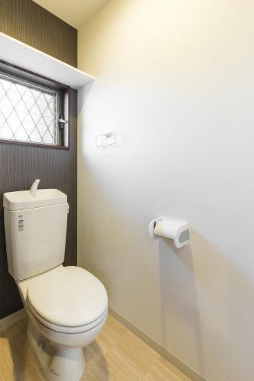 名古屋市名東区のメゾネット賃貸アパートの棚＆窓付きトイレ