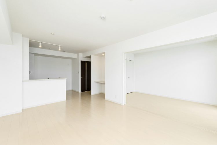 名古屋市名東区の賃貸マンションの真っ白な壁のLDK&洋室