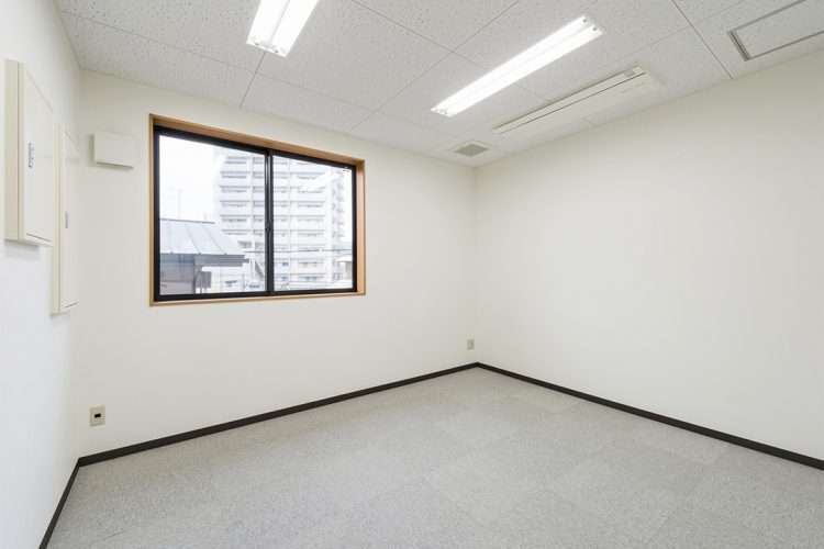 名古屋市名東区の鉄骨造2階建て事務所のシンプルな会議室