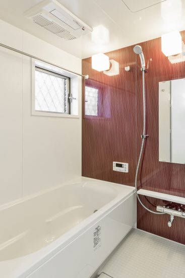 名古屋市名東区のメゾネット賃貸アパートの窓付きゆったりとした浴室