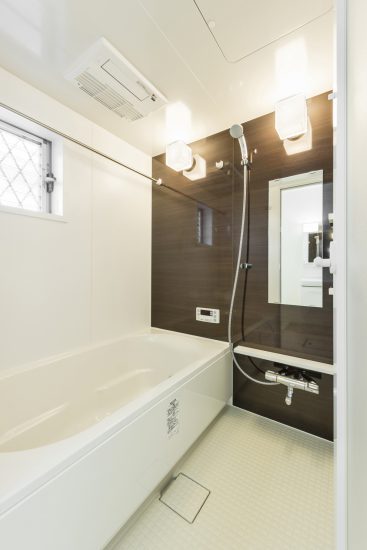 名古屋市守山区のメゾネット賃貸アパートの浴室乾燥付きのゆったりとしたバスルーム
