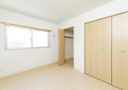 名古屋市緑区の全室角部屋2階建てマンションのナチュラルカラーの洋室