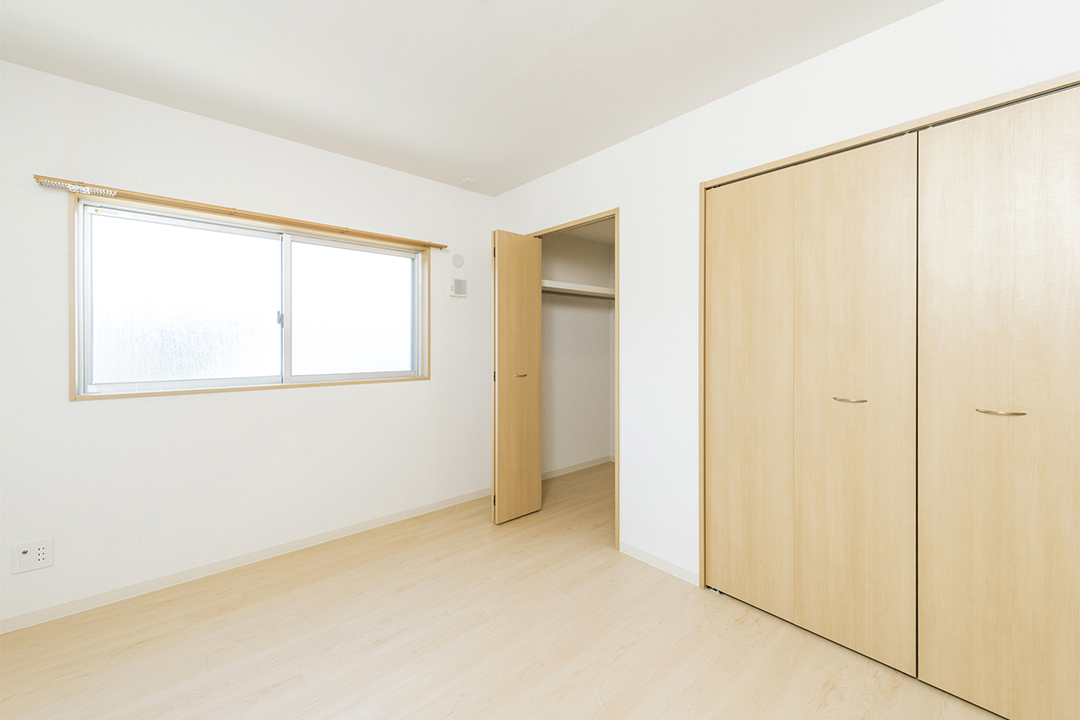 名古屋市緑区の全室角部屋2階建てマンションのナチュラルカラーの洋室