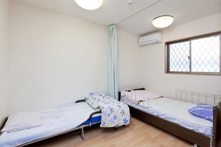 名古屋市名東区の介護施設のカーテンで仕切ることのできる静養室
