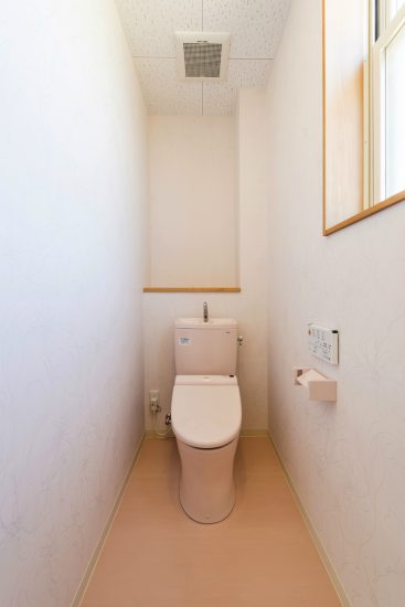 愛知県豊田市の鉄骨造１階建て託児所付き事務所のシンプルなデザインのトイレ