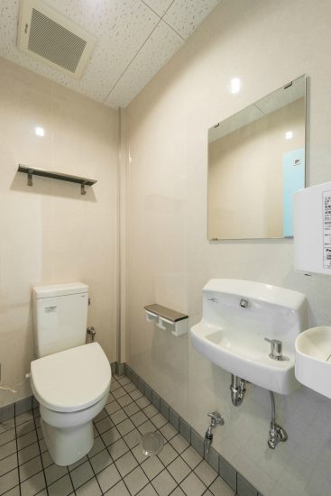 名古屋市天白区の鉄骨造1階建てカー用品店舗の手洗い場付きのトイレ
