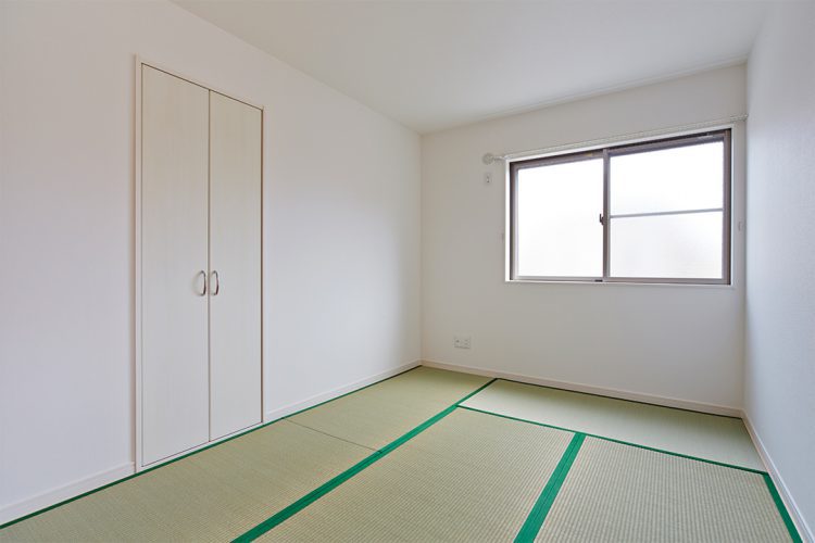 名古屋市名東区の戸建賃貸住宅の壁が白色の収納付きの和室