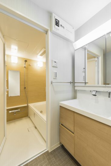 名古屋市天白区の２階建て賃貸マンションの木目模様でそろえた洗面室＆バスルーム