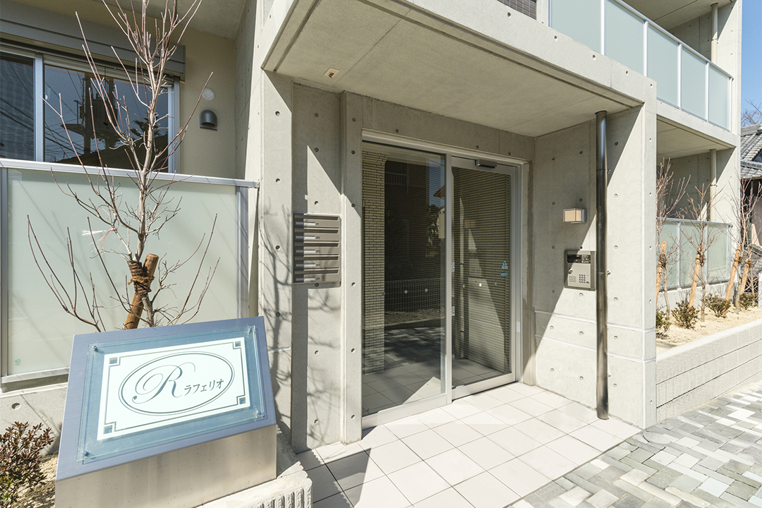 名古屋市緑区の全室角部屋2階建てマンションのコンクリート打ちっぱなしのおしゃれなエントランス