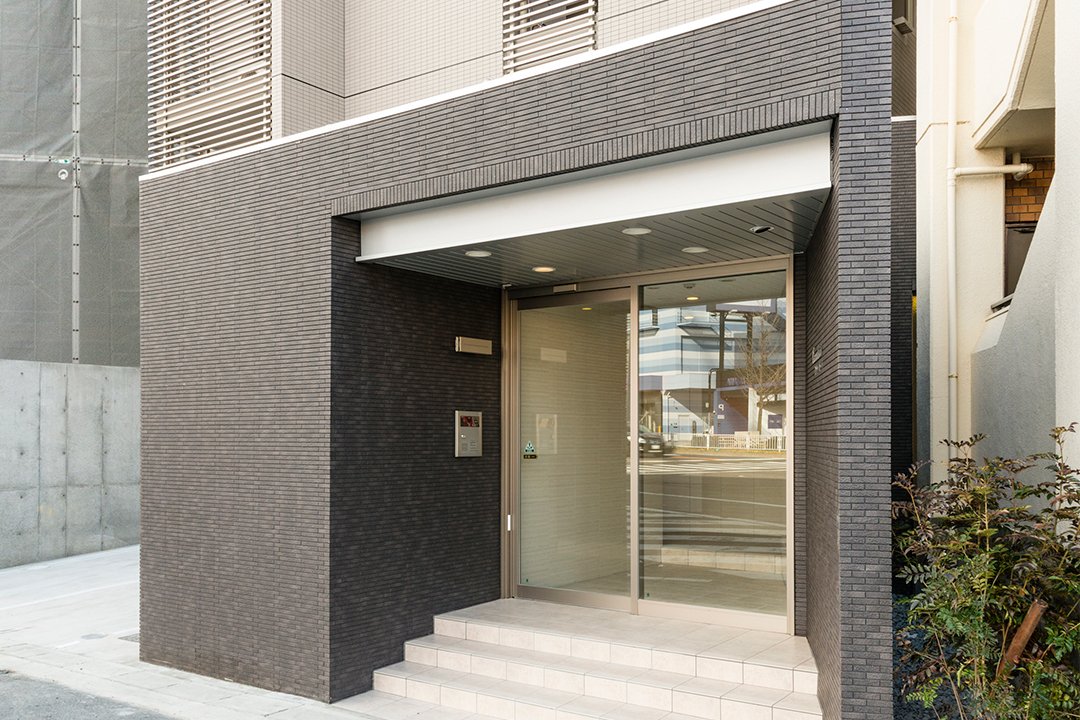 名古屋市名東区の賃貸マンションの重厚感があるエントランスデザイン