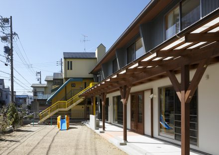 名古屋市千種区の保育施設の広い園庭と屋根付きの廊下、屋外階段