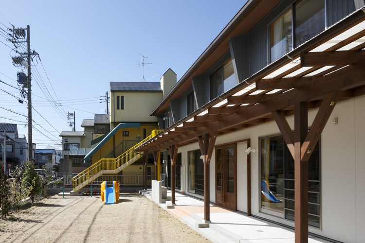 名古屋市千種区の保育施設の広い園庭と屋根付きの廊下、屋外階段