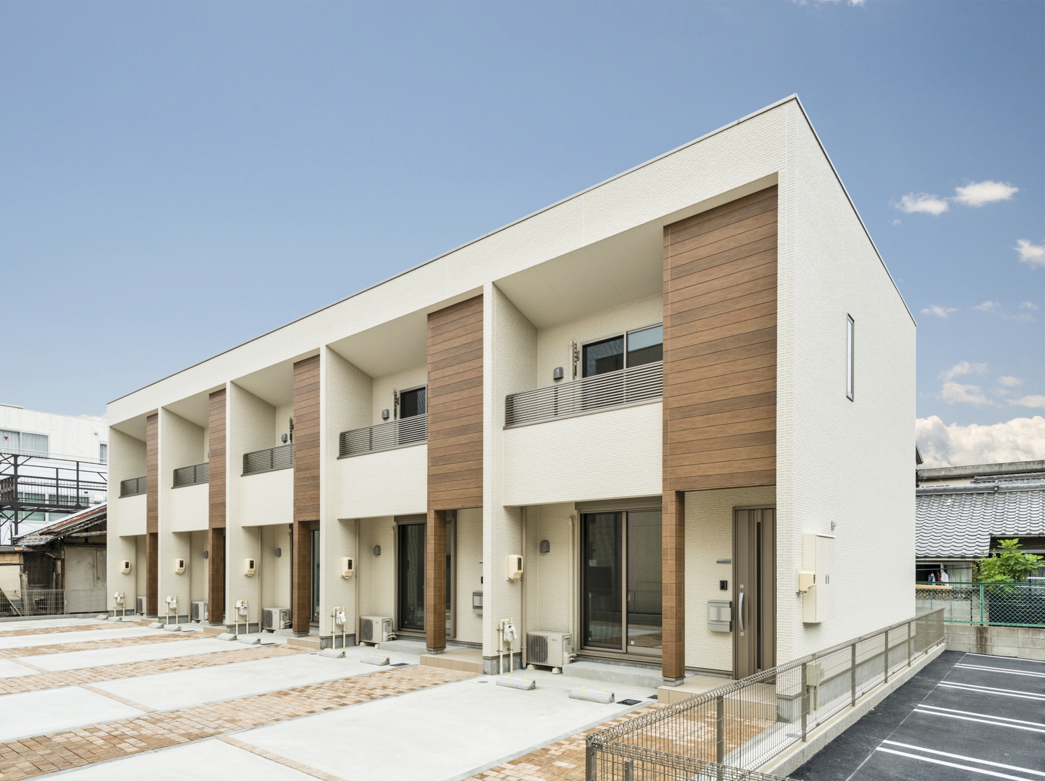 名古屋市北区の2階建て木造賃貸アパートの木目のパネルが貼られた外観デザイン