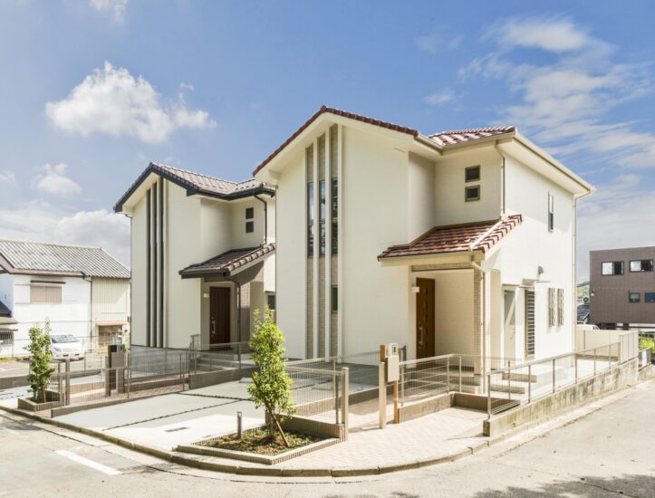愛知県日進市の戸建賃貸住宅の植栽があり三角屋根のかわいい外観デザイン