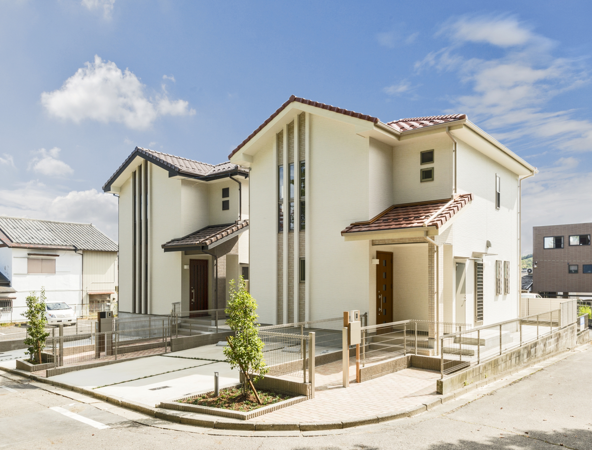愛知県日進市の戸建賃貸住宅の植栽があり三角屋根のかわいい外観デザイン