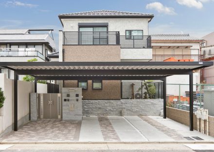 名古屋市南区の注文住宅の広い屋根付きのガレージ