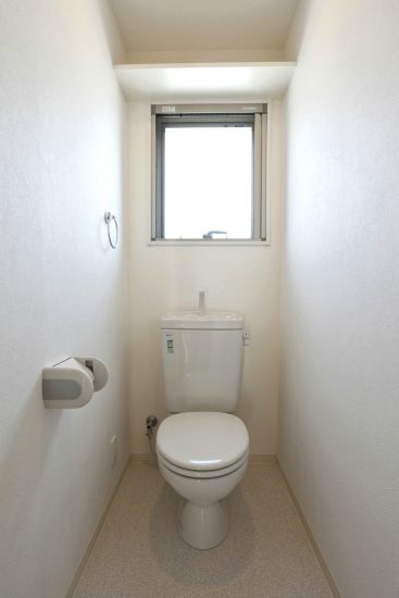 愛知県一宮市の全室角部屋の賃貸マンションの白で統一したトイレ