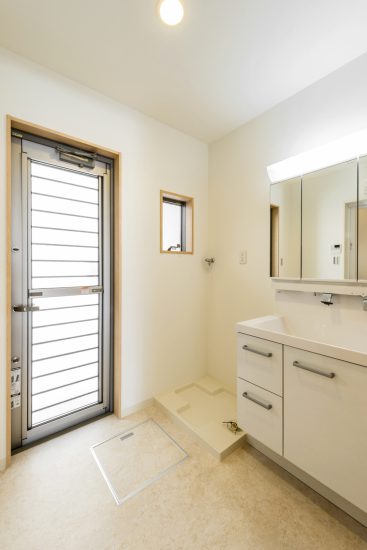 名古屋市名東区のメゾネット賃貸アパートの勝手口＆窓付き明るい洗面室