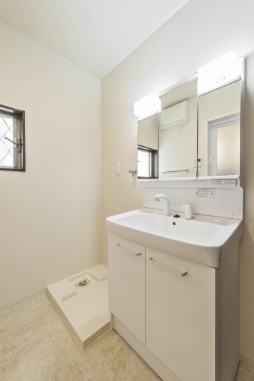 愛知県日進市の戸建賃貸住宅の白色のシンプルな洗面室