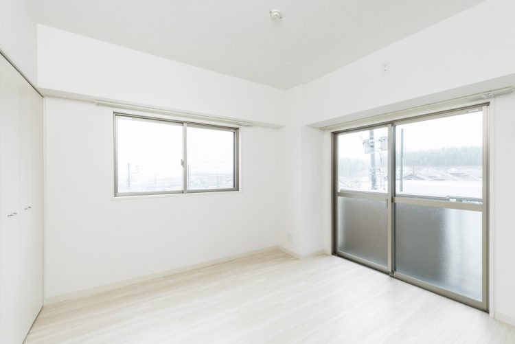 名古屋市緑区の賃貸マンションのベランダ付きの白を基調した洋室