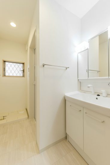 名古屋市西区の戸建賃貸のシンプルな窓付きの洗面室