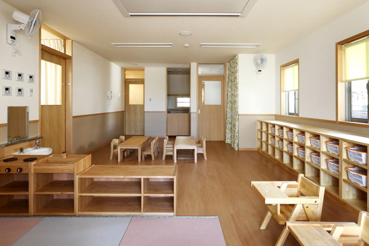 名古屋市千種区の保育施設の棚、机、いすの設置された0歳児保育室