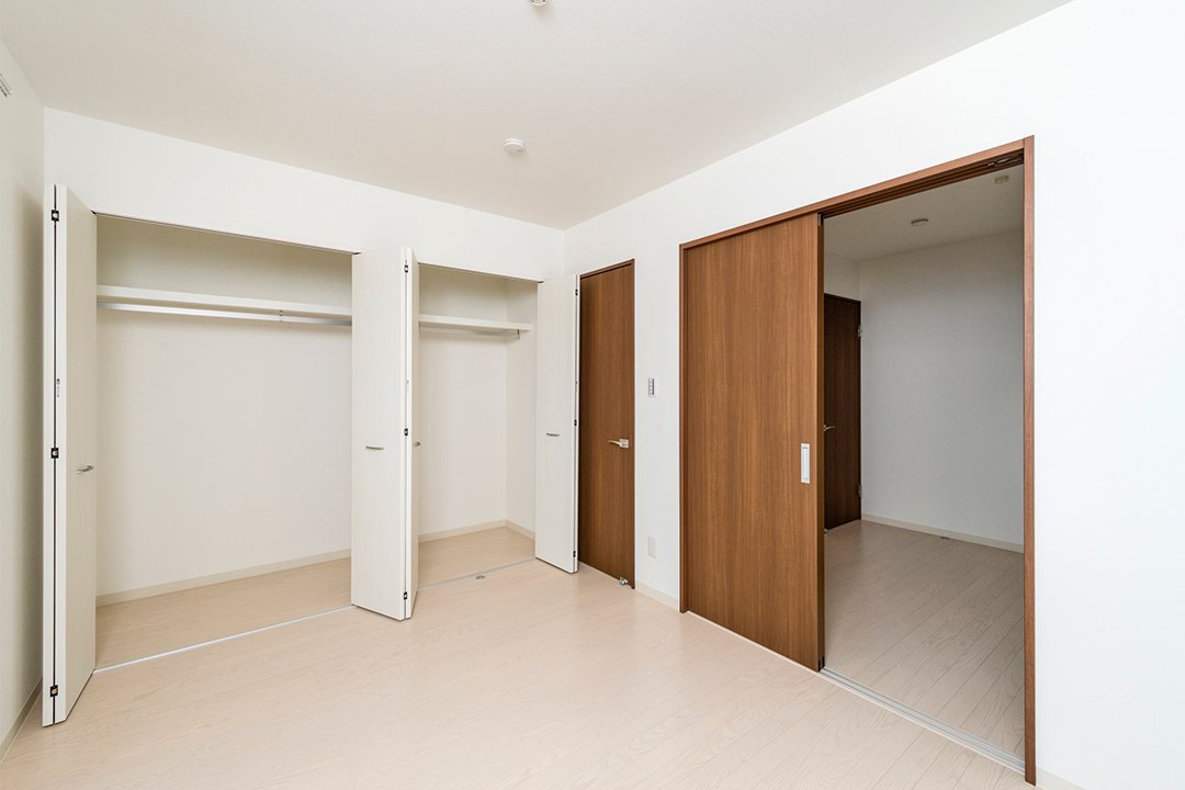 名古屋市熱田区の戸建賃貸住宅のクローゼットが二つ並ぶ洋室