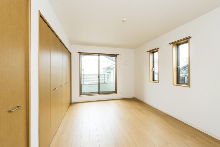 名古屋市北区のメゾネット賃貸アパートのたっぷりと収納付いた洋室