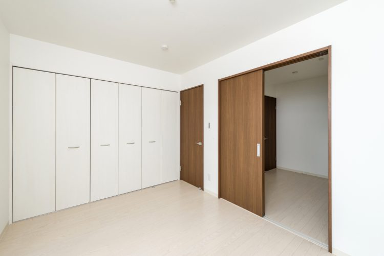 名古屋市熱田区の戸建賃貸住宅の壁1面が収納になっている洋室