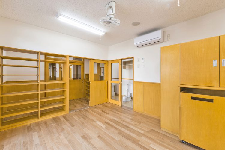 名古屋市中村区の保育施設の仕切りが棚になっている1歳児保育室