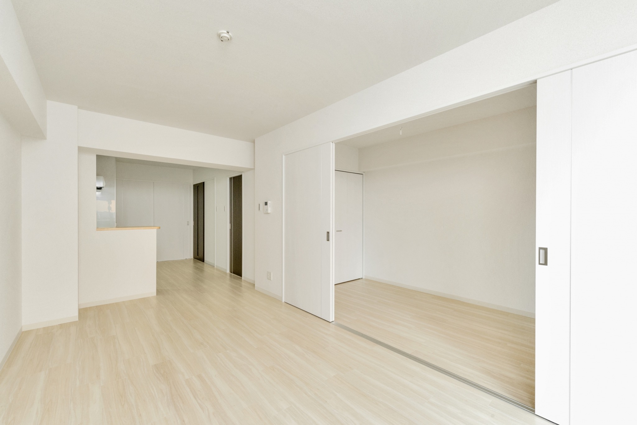 岐阜県岐阜市の賃貸マンションの白を基調とした合わせて使えるLDK＆洋室