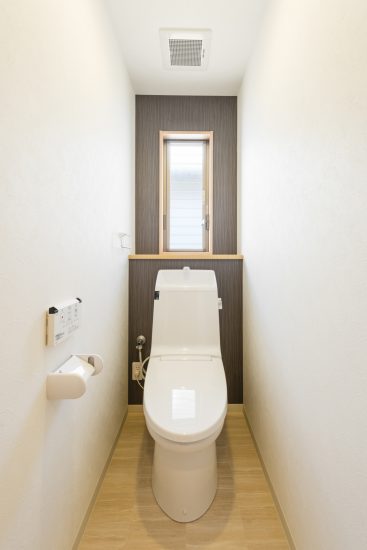 名古屋市名東区の戸建賃貸住宅の窓と棚付きのおしゃれなトイレ