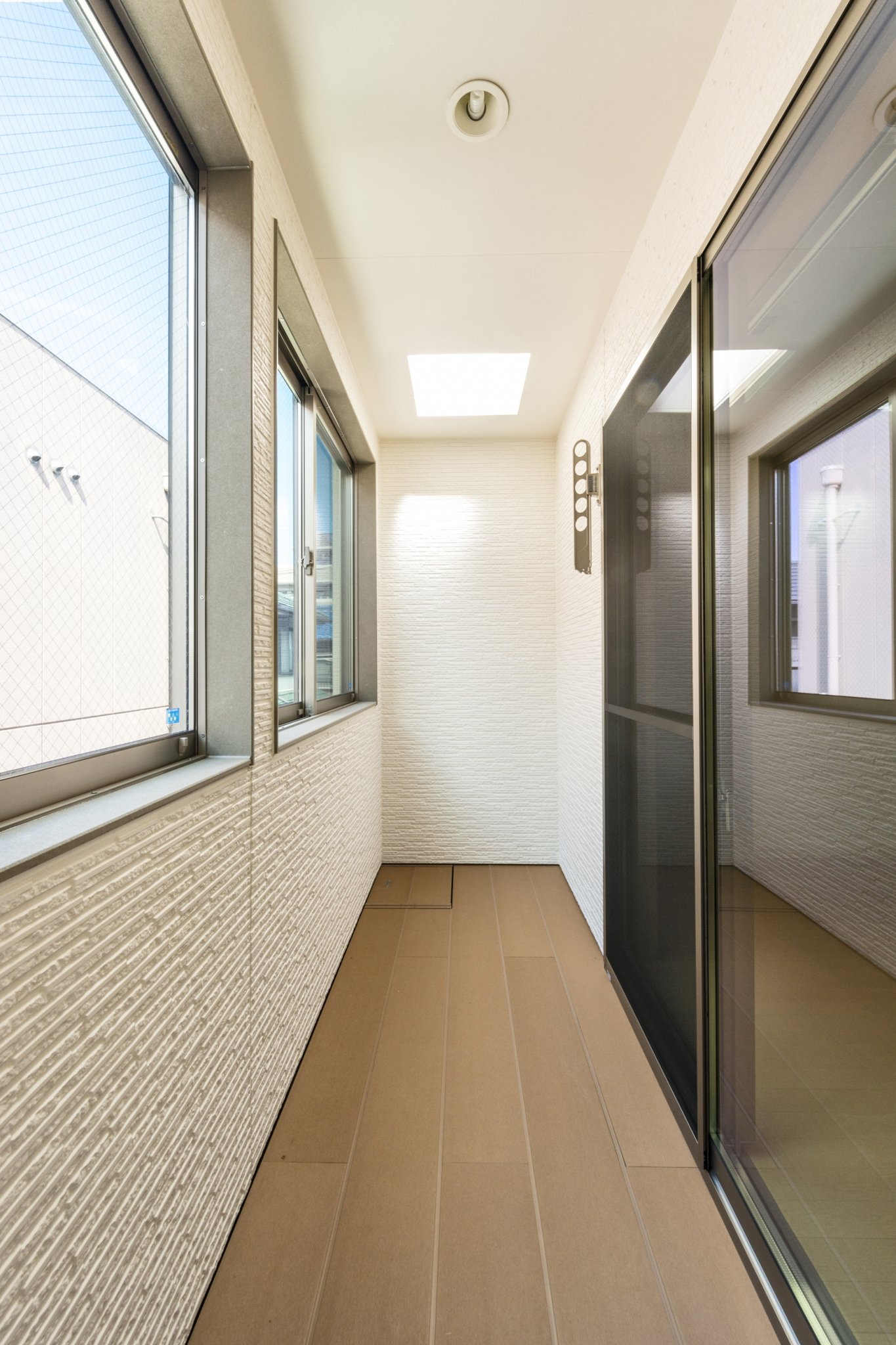 名古屋市名東区のメゾネット賃貸アパートの凹凸のある壁のサンルーム