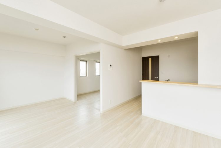 名古屋市緑区の賃貸マンションの白を基調にしたリビングダイニング＆洋室