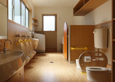 名古屋市千種区の保育園の棚の設置された子ども用トイレ