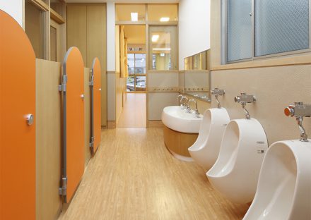名古屋市千種区の保育園のオレンジがアクセントカラーの子ども用トイレ